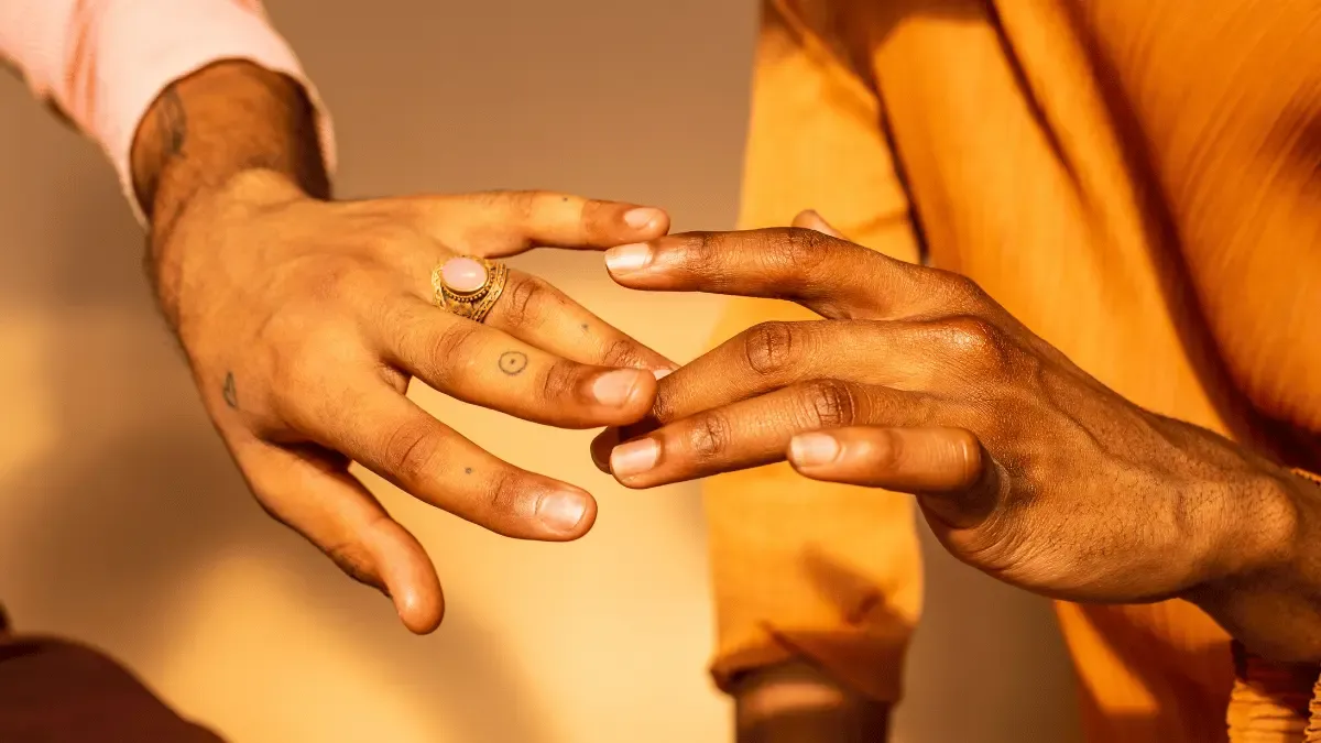 Dor na ponta do dedo da mão: causas e tratamento