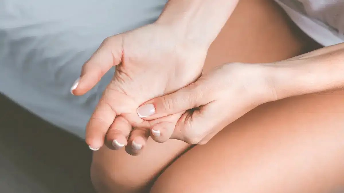 Dor nas mãos e dormência: causas e o que fazer