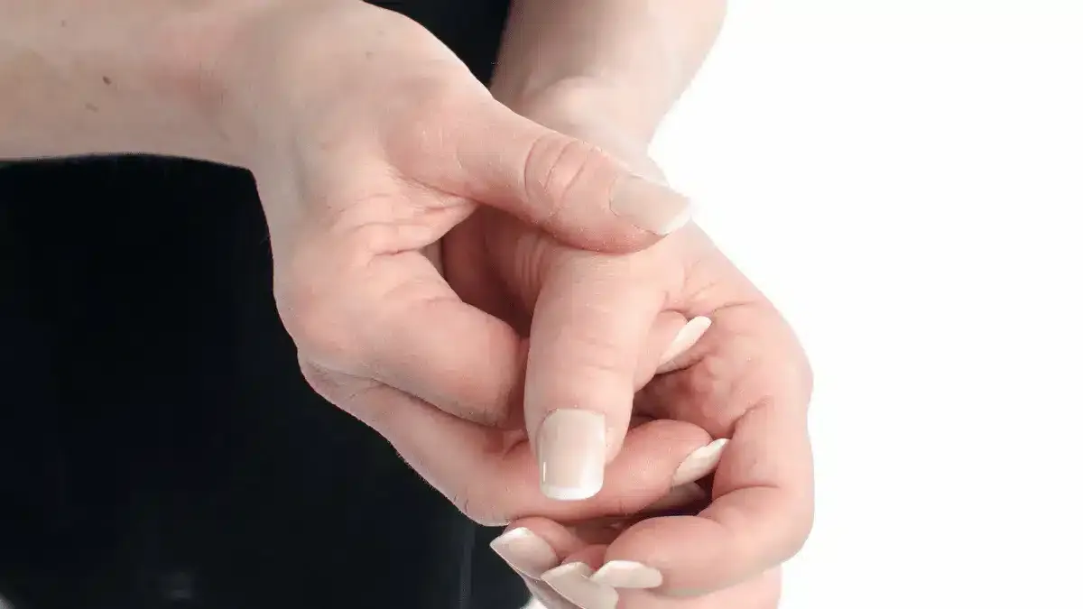 Dor no dedo polegar da mão: principais causas e como tratar